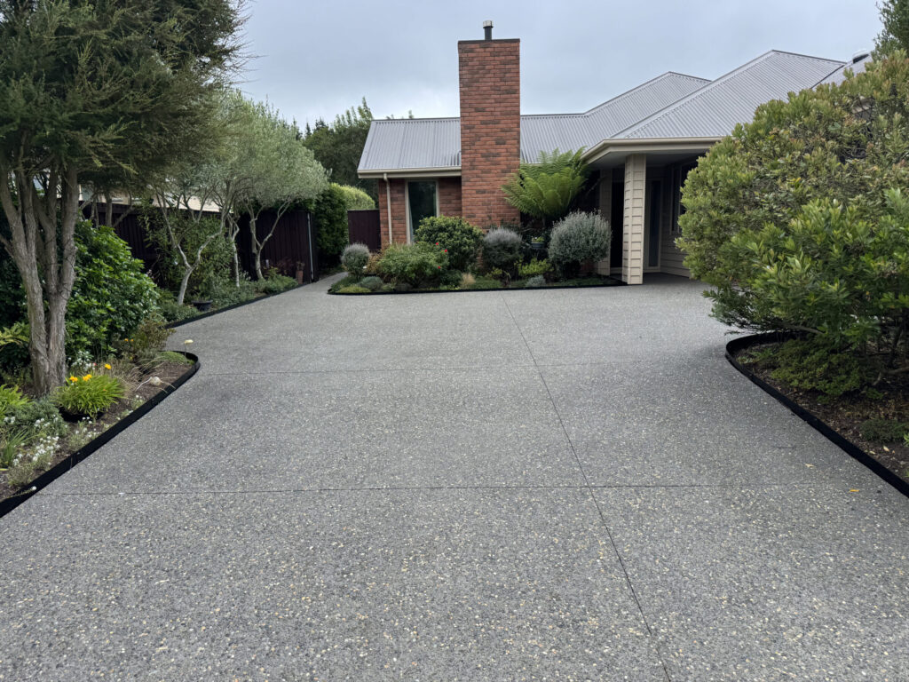 black_steel_edging_driveway